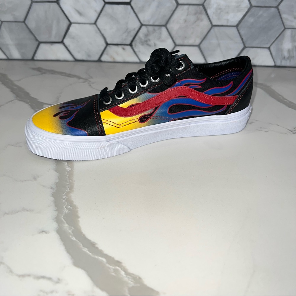 Women’s size 8 flame vans